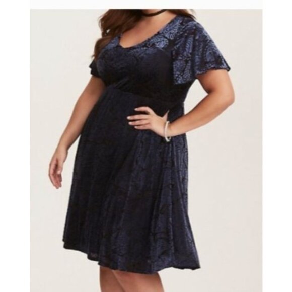 Torrid Womens dress size 1x Blue Velvet Floral  Short Sleeve Keyhole Back - Picture 1 of 6